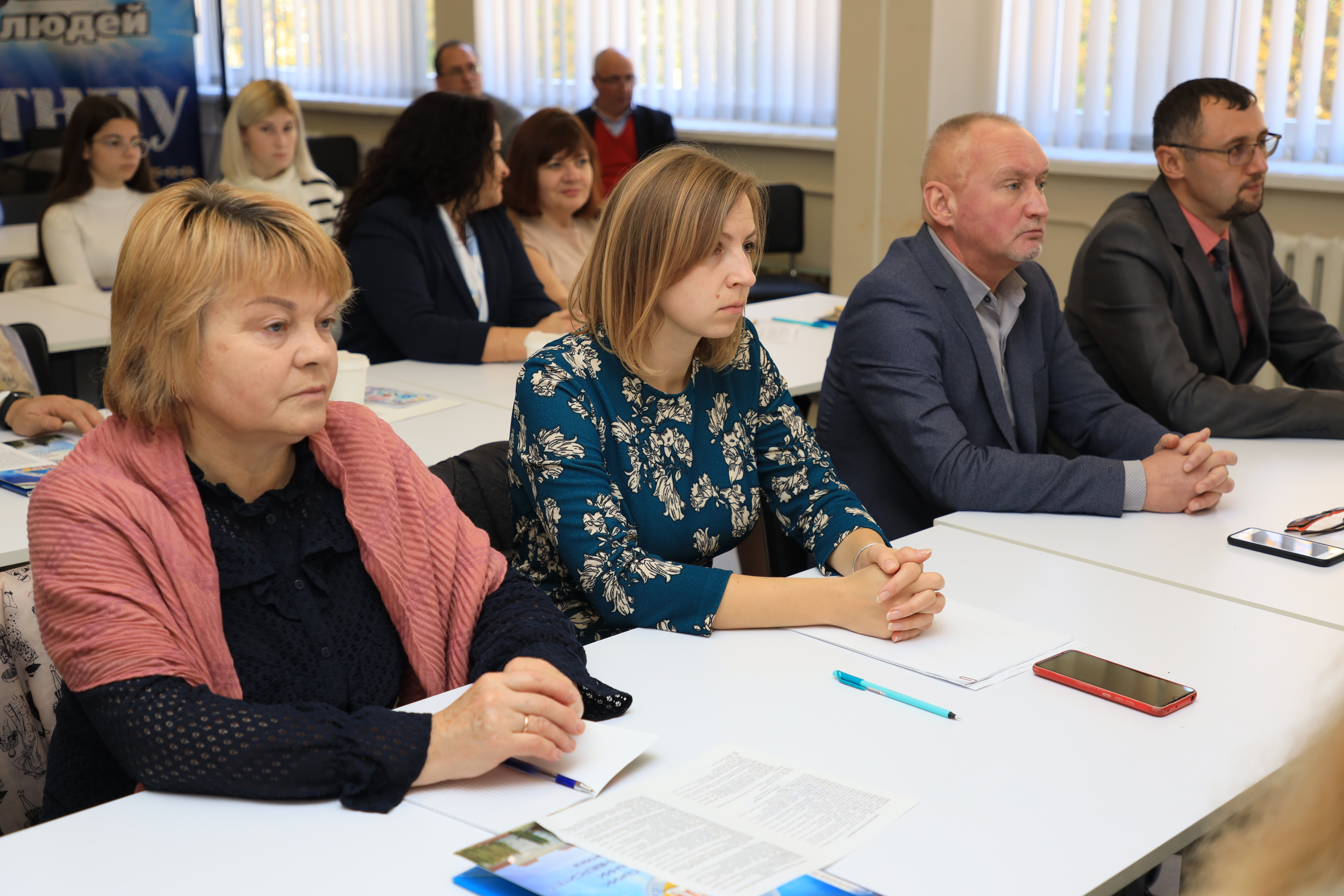 Учасники офлайн-конференції